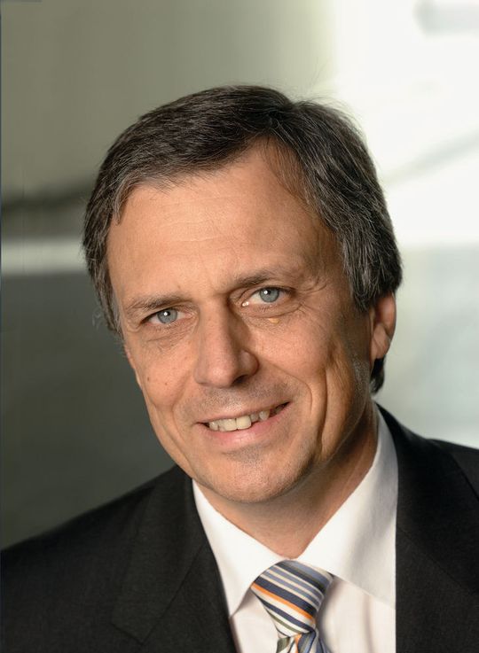 Dr. Klaus Brüggemann, Geschäftsführendes Präsidiumsmitglied des VdTÜV: „Insgesamt hat der Arbeitgeber durch die novellierte Betriebssicherheitsverordnung nun mehr Handlungsfreiheit, wobei er den Aufwand bei der Umsetzung aller Anforderungen nicht unterschätzen sollte.“