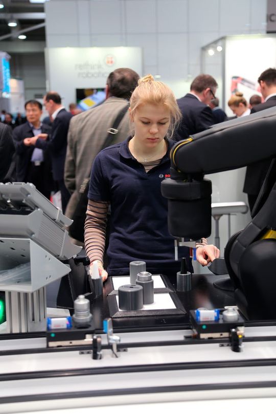 Une collaboration exemplaire entre une femme et un robot, mais qui porte donc la responsabilité d'une défectuosité du robot qui pourrait entrainer une blessure de l'opératrice ? (stand Bosch à la foire de Hanovre) Une collaboration exemplaire entre une femme et un robot, mais qui porte donc la responsabilité d'une défectuosité du robot qui pourrait entrainer une blessure de l'opératrice ? (stand Bosch à la foire de Hanovre)