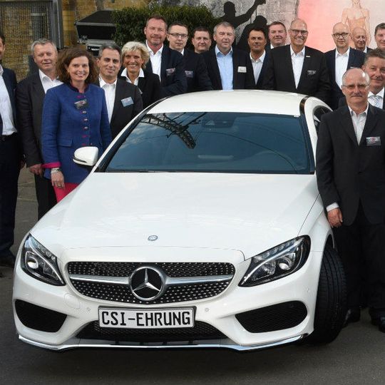 Der Mercedes-Benz Vertrieb Deutschland (MBVD) hat 36 Vertragspartner für ihre herausragende Kundenbetreuung geehrt. Der Mercedes-Benz Vertrieb Deutschland (MBVD) hat 36 Vertragspartner für ihre herausragende Kundenbetreuung geehrt.