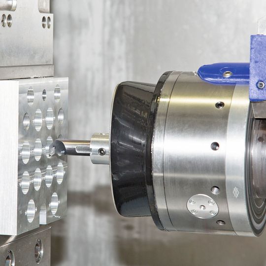 Mit der Tooltronic-CAT können beispielsweise Bohrungen in Trompetenform mit ovalem und elliptischem Querschnitt in AlSi-Legierungen prozesssicher gefertigt werden. Mit der Tooltronic-CAT können beispielsweise Bohrungen in Trompetenform mit ovalem und elliptischem Querschnitt in AlSi-Legierungen prozesssicher gefertigt werden.