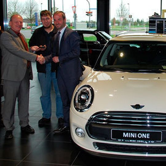 Vogl-Geschäftführer Jürgen Pöllner (re.) übergab die Fahrzeugschlüssel an HWK-Geschäftsführer Jochen Englmeier (li.) und Ausbildungsmeister Robert Datz.