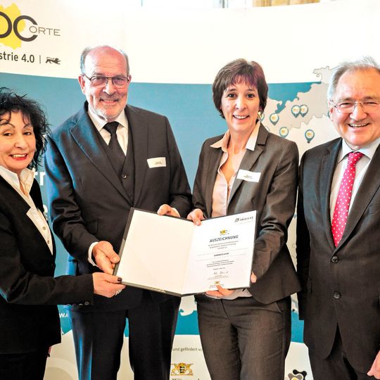 V. l.: Die Hainbuch-Spitze Hildegard Rall, Gerhard Rall und Sylvia Rall mit Peter Hofelich, Staatssekretär im Ministerium für Finanzen und Wirtschaft Baden-Württemberg. V. l.: Die Hainbuch-Spitze Hildegard Rall, Gerhard Rall und Sylvia Rall mit Peter Hofelich, Staatssekretär im Ministerium für Finanzen und Wirtschaft Baden-Württemberg.