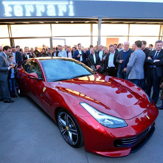 Der Star der Eröffnung: Der neue Ferrari GTC 4 Lusso. Der Star der Eröffnung: Der neue Ferrari GTC 4 Lusso.
