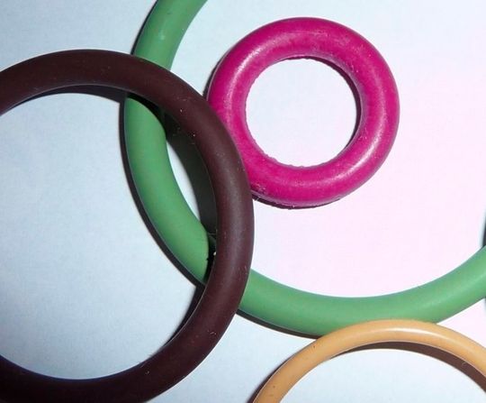 Müssen Kunststoffkomponenten, wie diese O-Ringe gegen Verschleiß und Reibungsverluste geschmiert werden, sollte das auch richtig gemacht werden. TMM, Technik und Marketing München bietet dafür ein spezielles Inhouse-Seminar an, das speziell für Konstrukteure konzipiert ist: www.tmmmuenchen.de, unter dem Stichwort: Kunststoffschmierung.