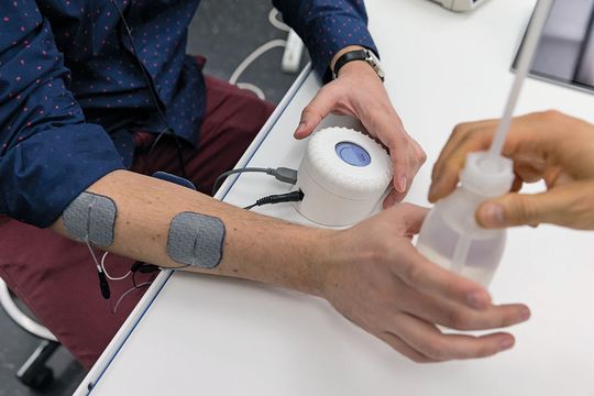 Rehabilitation nach einem Schlaganfall: Die Kontrolle der Stimulation von Muskeln und Nerven verbessert die funktionelle Erholung. Rehabilitation nach einem Schlaganfall: Die Kontrolle der Stimulation von Muskeln und Nerven verbessert die funktionelle Erholung.