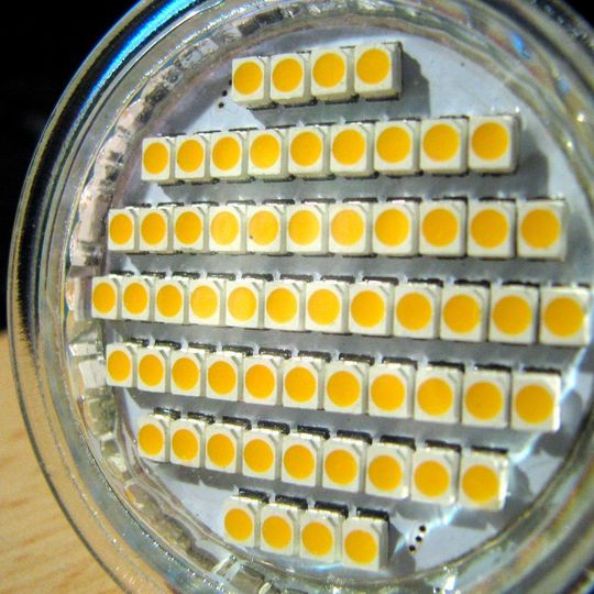 Industrie und Wissenschaft suchen derzeit nach Wegen, die Anteil Seltene Erden in LEDs zu senken. Industrie und Wissenschaft suchen derzeit nach Wegen, die Anteil Seltene Erden in LEDs zu senken.
