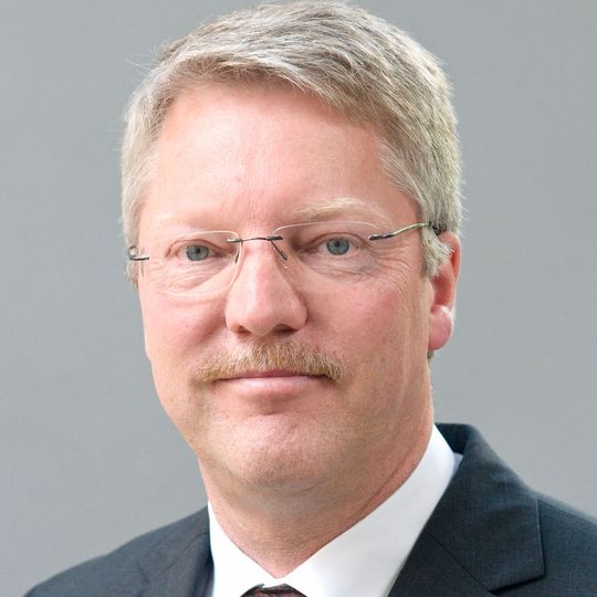 Prof.Dr.-Ing. Paul Uwe Thamsen ist Leiter des Fachgebietes Fluidsystemdynamik mit Schwerpunkt Strömungstechnik in Maschinen und Anlagen der TU Berlin. Forschungsschwerpunkte: Untersuchung von Strömungsmaschinen und strömungstechnischen Anlagen (insbesondere Kreisel- und Unterwassermotorpumpen, Abwasserpumpen und Abwassersysteme), technische Fehlerdiagnose von Systemen, Modellversuche an Einlaufbauwerken, Lüfter für Großmotoren, Seitenkanalverdichter, Kavitation und verschiedene Themen der Windenergieanlagen sowie laserunterstützte Geschwindigkeitsmessungen (PIV) und CFD Prof.Dr.-Ing. Paul Uwe Thamsen ist Leiter des Fachgebietes Fluidsystemdynamik mit Schwerpunkt Strömungstechnik in Maschinen und Anlagen der TU Berlin. Forschungsschwerpunkte: Untersuchung von Strömungsmaschinen und strömungstechnischen Anlagen (insbesondere Kreisel- und Unterwassermotorpumpen, Abwasserpumpen und Abwassersysteme), technische Fehlerdiagnose von Systemen, Modellversuche an Einlaufbauwerken, Lüfter für Großmotoren, Seitenkanalverdichter, Kavitation und verschiedene Themen der Windenergieanlagen sowie laserunterstützte Geschwindigkeitsmessungen (PIV) und CFD