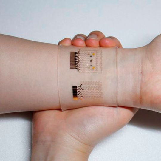 Zwei Funktionen in einem Pflaster: Das für Diabetes-Patienten entwickelte Wearable ist in der Lage, aus Schweiß den Blutzuckerwert zu ermitteln und bei Bedarf gezielt Medikamente zu verabreichen. Zwei Funktionen in einem Pflaster: Das für Diabetes-Patienten entwickelte Wearable ist in der Lage, aus Schweiß den Blutzuckerwert zu ermitteln und bei Bedarf gezielt Medikamente zu verabreichen.