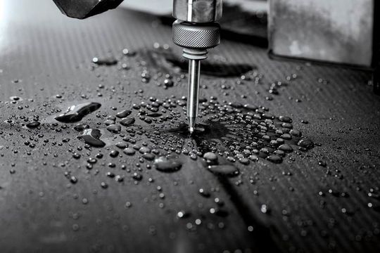 L'usinage des matériaux composites demande certaines précautions et nécessite l'utilisation d'outils spécifiques. L'usinage des matériaux composites demande certaines précautions et nécessite l'utilisation d'outils spécifiques.