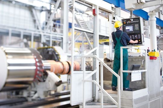 Un opérateur en cours de programmation d'une commande Siemens. Un opérateur en cours de programmation d'une commande Siemens.