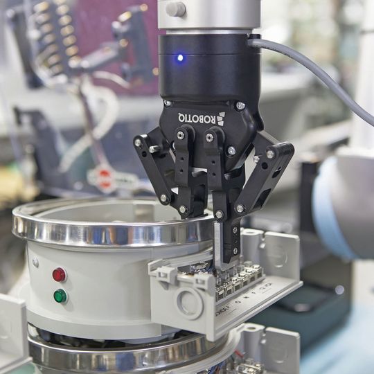 Die Handhabung unregelmäßig geformter Teile macht den Greifprozess schwieriger. In solchen Fällen müssen anpassungsfähige Greifsysteme integriert werden, die die Teile korrekt aufgreifen können. Die Handhabung unregelmäßig geformter Teile macht den Greifprozess schwieriger. In solchen Fällen müssen anpassungsfähige Greifsysteme integriert werden, die die Teile korrekt aufgreifen können.