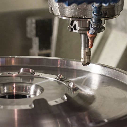 Alron baut hochgenaue Werkzeuge und Formen, um den hohen Qualitätsstandards der Ronal Group und ihrer Kunden gerecht zu werden. Alron baut hochgenaue Werkzeuge und Formen, um den hohen Qualitätsstandards der Ronal Group und ihrer Kunden gerecht zu werden.