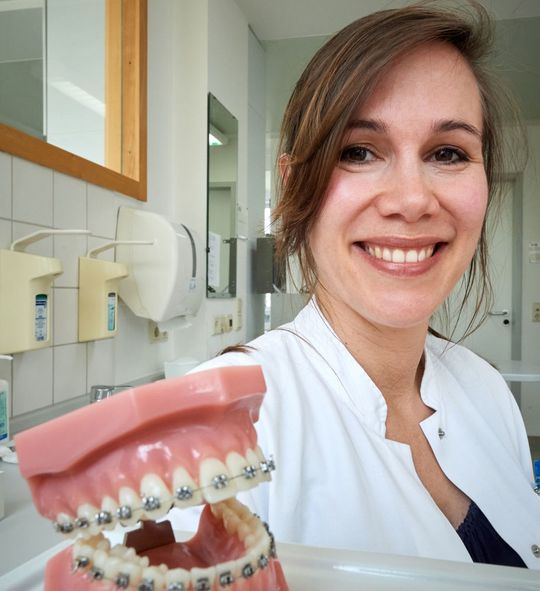 Dr. Lina Gölz von der Poliklinik für Kieferorthopädie des Universitätsklinikums Bonn fand heraus, dass Zahnspangen kaum Allergien auslösen, obwohl sie das Kontaktallergen Nickel enthalten. Dr. Lina Gölz von der Poliklinik für Kieferorthopädie des Universitätsklinikums Bonn fand heraus, dass Zahnspangen kaum Allergien auslösen, obwohl sie das Kontaktallergen Nickel enthalten.