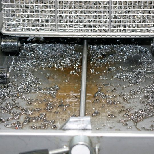 Eine Veränderung beim Schmutzeintrag, beispielsweise eine geänderte Zusammensetzung des Bearbeitungsmediums oder eine höhere Schmutzmenge, kann zu einer unzureichenden Aufbereitung der Reinigungslösung führen. Eine Veränderung beim Schmutzeintrag, beispielsweise eine geänderte Zusammensetzung des Bearbeitungsmediums oder eine höhere Schmutzmenge, kann zu einer unzureichenden Aufbereitung der Reinigungslösung führen.
