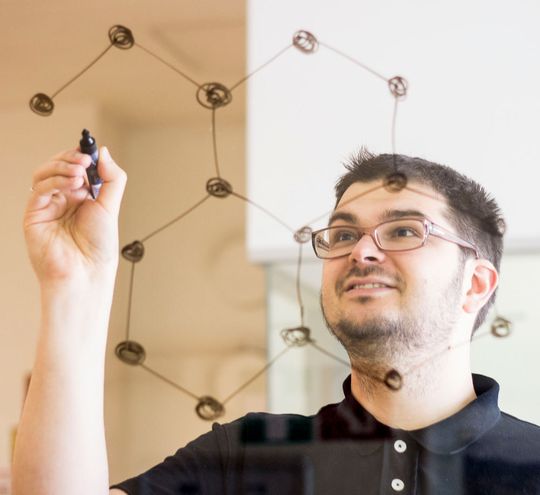 Der TU-Wien-Physiker Florian Libisch liefert die theoretischen Berechnungen zu den Experimenten. Der TU-Wien-Physiker Florian Libisch liefert die theoretischen Berechnungen zu den Experimenten.