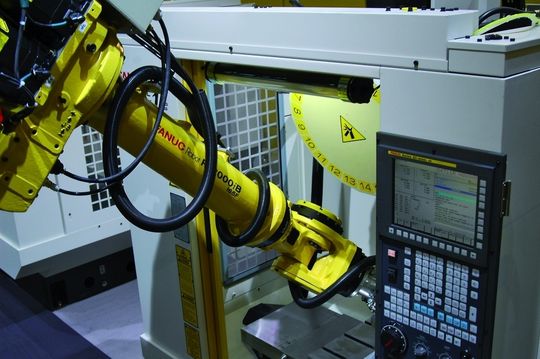 Die Automatisierung von Werkzeugmaschinen mittels Robotern setzt sich immer mehr durch. Für Fanuc Robotics ist die Standardisierung der Peripherie eine der Aufgaben der Zukunft. Bild: Fanuc Robotics Die Automatisierung von Werkzeugmaschinen mittels Robotern setzt sich immer mehr durch. Für Fanuc Robotics ist die Standardisierung der Peripherie eine der Aufgaben der Zukunft. Bild: Fanuc Robotics