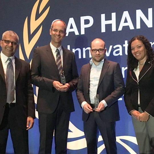 Celonis und Siemens erhielten auf der Sapphire Now einen Award von SAP. Celonis und Siemens erhielten auf der Sapphire Now einen Award von SAP.