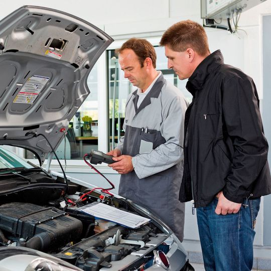 Nur 40 Prozent der Autokäufer wissen, dass die Werksgarantie nicht verloren geht, wenn sie Wartungs- und Inspektionsarbeiten innerhalb der Garantielaufzeit von Freien Werkstätten durchführen lassen. Nur 40 Prozent der Autokäufer wissen, dass die Werksgarantie nicht verloren geht, wenn sie Wartungs- und Inspektionsarbeiten innerhalb der Garantielaufzeit von Freien Werkstätten durchführen lassen.