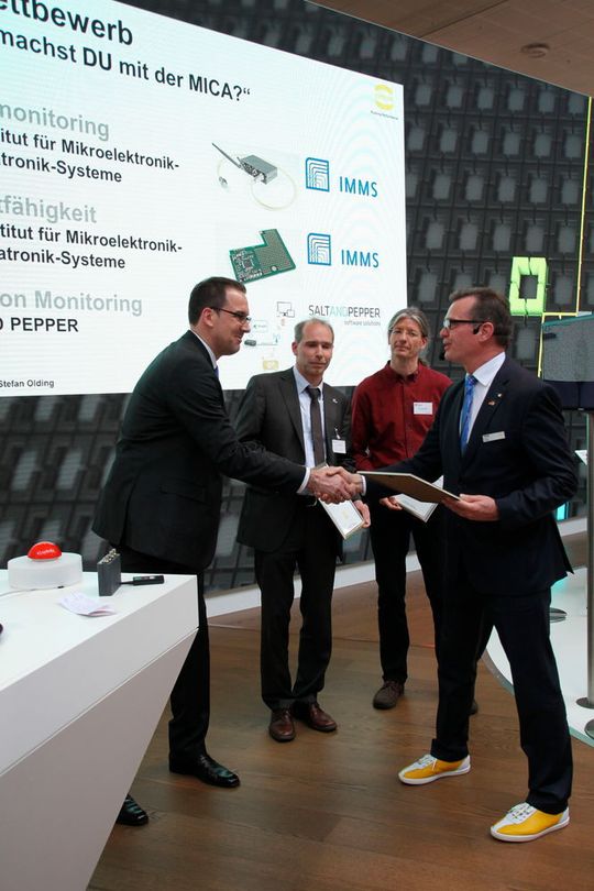 Preisverleihung des MICA-Wettbewerbs: Auf der Hannover Messe zeichnete das Unternehmen Harting die drei Gewinner Dresen, Hutschenreuther und Kattanek (v.l.n.r.) vor der internationalen Presse aus. Preisverleihung des MICA-Wettbewerbs: Auf der Hannover Messe zeichnete das Unternehmen Harting die drei Gewinner Dresen, Hutschenreuther und Kattanek (v.l.n.r.) vor der internationalen Presse aus.