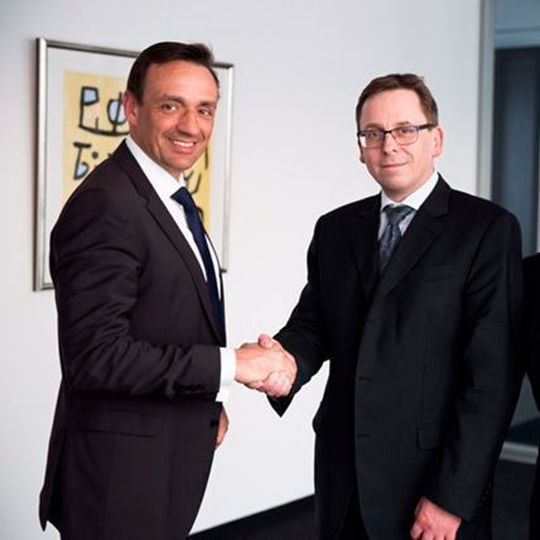Wilo-Vorstandsmitglied Carsten Krumm (links) und der bisherige GVA-Geschäftsführer René Brunßen nach der Vertragsunterzeichnung Wilo-Vorstandsmitglied Carsten Krumm (links) und der bisherige GVA-Geschäftsführer René Brunßen nach der Vertragsunterzeichnung