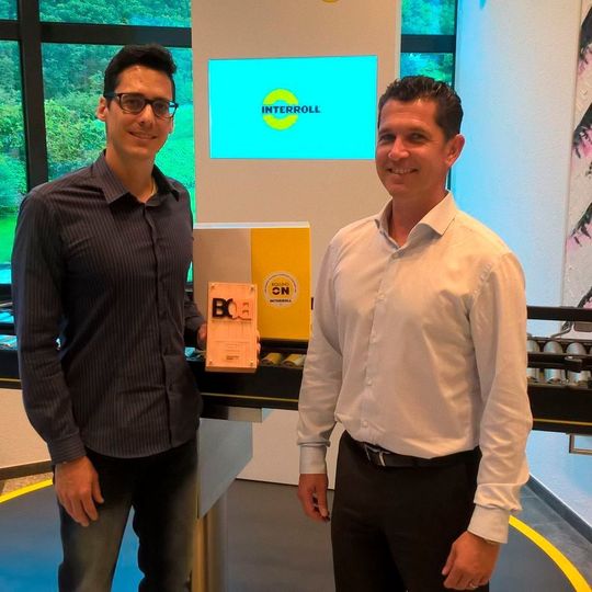 Jens Karolyi, Mitglied der Konzernleitung und zuständig für Corporate Marketing & Culture (rechts), sowie Franz Schöpf, Programmleiter Rolling on Interroll (links), mit der Auszeichnung. Jens Karolyi, Mitglied der Konzernleitung und zuständig für Corporate Marketing & Culture (rechts), sowie Franz Schöpf, Programmleiter Rolling on Interroll (links), mit der Auszeichnung.