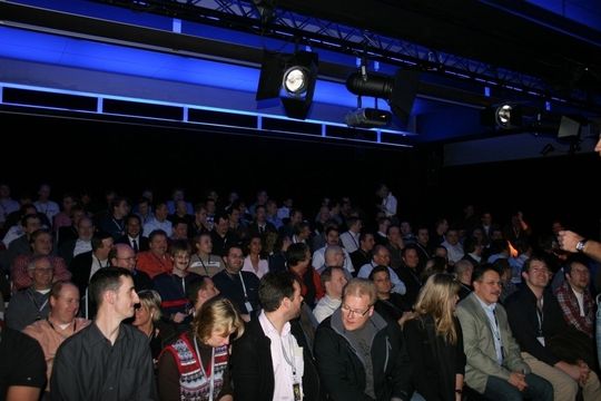 Im Tobit Cinema fanden sich mehr als 500 Fachhändler zur Begrüßung ein. Im Tobit Cinema fanden sich mehr als 500 Fachhändler zur Begrüßung ein.