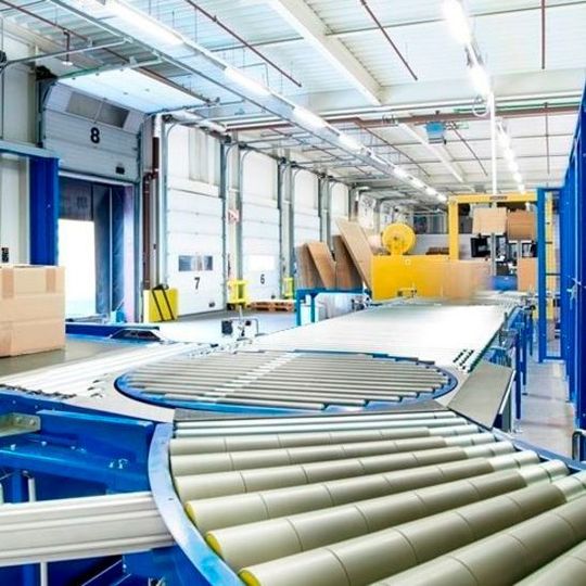 Durch die Erweiterung der bestehenden Anlage um Teleskopgurtförderer und Drehteller wurden die Mitarbeiter von Durable entlastet und die Performance um rund 30 % erhöht. Durch die Erweiterung der bestehenden Anlage um Teleskopgurtförderer und Drehteller wurden die Mitarbeiter von Durable entlastet und die Performance um rund 30 % erhöht.