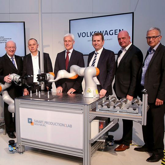Im Bild (v.l.n.r): Prof. Wolfgang Wahlster (Vorsitzender der Geschäftsführung des DFKI), Dr. Martin Hofmann (Leiter Volkswagen Konzern IT), Matthias Müller (Vorstandsvorsitzender des Volkswagen Konzerns), Dr. Karlheinz Blessing (Vorstand für Personal, IT und Organisation), Bernd Osterloh (Vorsitzender des Konzernbetriebsrats), Prof. Jürgen Leohold (Leiter Konzernforschung). Im Bild (v.l.n.r): Prof. Wolfgang Wahlster (Vorsitzender der Geschäftsführung des DFKI), Dr. Martin Hofmann (Leiter Volkswagen Konzern IT), Matthias Müller (Vorstandsvorsitzender des Volkswagen Konzerns), Dr. Karlheinz Blessing (Vorstand für Personal, IT und Organisation), Bernd Osterloh (Vorsitzender des Konzernbetriebsrats), Prof. Jürgen Leohold (Leiter Konzernforschung).