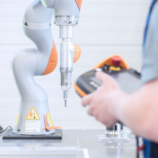 Die Schraubspindel von SPN wiegt nur 1,8 kg und wird von Servomotoren mit bis zu 25.000 min-1 angetrieben. Seit neuestem ist sie in Anwendungen mit dem Kuka-Leichtbauroboter LBR iiwa in Betrieb. Die Schraubspindel von SPN wiegt nur 1,8 kg und wird von Servomotoren mit bis zu 25.000 min-1 angetrieben. Seit neuestem ist sie in Anwendungen mit dem Kuka-Leichtbauroboter LBR iiwa in Betrieb.