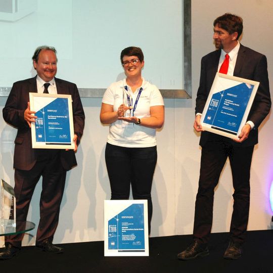 Die zwei Shortlist-Kandidaten und der Gewinner in der Kategorie Lebensmittelanalytik (v.l.n.r.): Axel Semrau mit Chronect LC-GC Interface, Knauer mit der HPAEC-PAD Applikation sowie Perkin Elmer LAS. Die zwei Shortlist-Kandidaten und der Gewinner in der Kategorie Lebensmittelanalytik (v.l.n.r.): Axel Semrau mit Chronect LC-GC Interface, Knauer mit der HPAEC-PAD Applikation sowie Perkin Elmer LAS.