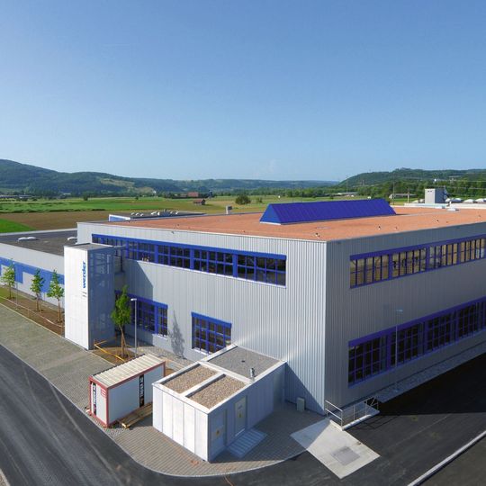 Die Samuel Werder AG besteht seit 1957 und wird als Familienunternehmen in zweiter Generation geführt: 64 Mitarbeitende, davon 6 Lernende Produktionsfläche: 4500 m2 70 CNC-Bearbeitungszentren 5 CNC-Messmaschinen im klimatisierten Messraum Grosses Kunden-Fertigteile-Konsignationslager. Die Samuel Werder AG besteht seit 1957 und wird als Familienunternehmen in zweiter Generation geführt: 64 Mitarbeitende, davon 6 Lernende Produktionsfläche: 4500 m2 70 CNC-Bearbeitungszentren 5 CNC-Messmaschinen im klimatisierten Messraum Grosses Kunden-Fertigteile-Konsignationslager.