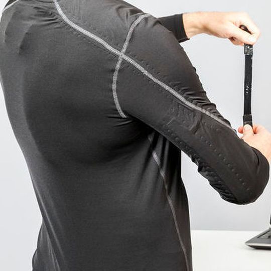 Prototyp eines Sporthemds mit integrierten Sensoren aus ELASTOSIL Film: Solche tragbaren Sensoren eröffnen völlig neue Möglichkeiten für Therapie- oder Trainingszwecke, Bewegungen virtuell abzubilden. Prototyp eines Sporthemds mit integrierten Sensoren aus ELASTOSIL Film: Solche tragbaren Sensoren eröffnen völlig neue Möglichkeiten für Therapie- oder Trainingszwecke, Bewegungen virtuell abzubilden.