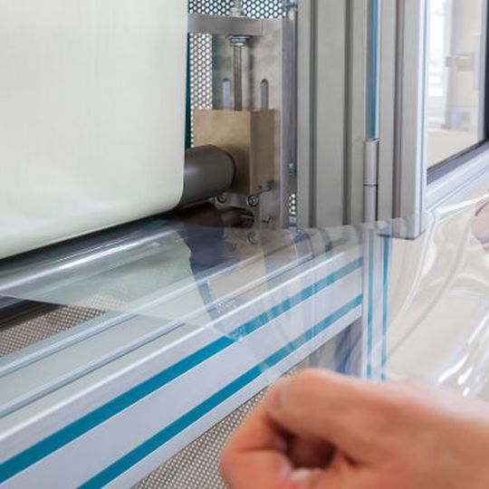 Präzisionsfolien aus Silicon können aufgrund ihrer dielektrischen Eigenschaften für neuartige Sensoren, Aktuatoren und Generatoren eingesetzt werden. Die hauchdünnen Filme werden in Burghausen unter Reinraumbedingungen hergestellt. Präzisionsfolien aus Silicon können aufgrund ihrer dielektrischen Eigenschaften für neuartige Sensoren, Aktuatoren und Generatoren eingesetzt werden. Die hauchdünnen Filme werden in Burghausen unter Reinraumbedingungen hergestellt.