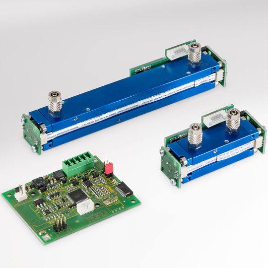 Blue Performance: Sensoren der EVO-Serie FLOW (o. und r.) verfügen über Modbus ASCII/RTU via UART. Kombiniert mit der smartCONNECT2 Elektronik (u. l.) bieten sie als „EVO PREMIUM“ Serie auch 4-20mA, 0-2/5/10V und eine Druckkompensation zur einfachen Anbindung an die kundenseitige Hardware Blue Performance: Sensoren der EVO-Serie FLOW (o. und r.) verfügen über Modbus ASCII/RTU via UART. Kombiniert mit der smartCONNECT2 Elektronik (u. l.) bieten sie als „EVO PREMIUM“ Serie auch 4-20mA, 0-2/5/10V und eine Druckkompensation zur einfachen Anbindung an die kundenseitige Hardware