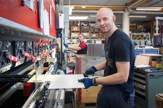 Die HAKAMA AG setzt nicht nur auf einen hochmodernen Maschinenpark, sondern auch auf sehr gut ausgebildete und motivierte Mitarbeiter. Die HAKAMA AG setzt nicht nur auf einen hochmodernen Maschinenpark, sondern auch auf sehr gut ausgebildete und motivierte Mitarbeiter.