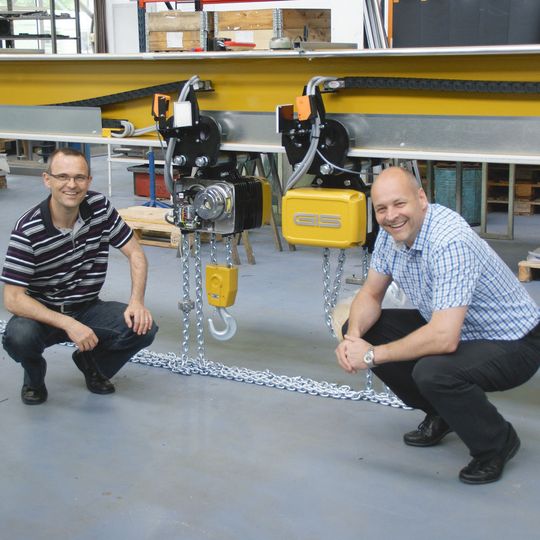 Ivan Muri, Geschäftsleiter der GIS AG (rechts) und sein Verkaufs- und Marketingleiter Erich Widmer freuen sich über die Fertigstellung einer kundenspezifischen Krananlage mit zwei GCH Elektrokettenzügen der dritten Baureihe. Ivan Muri, Geschäftsleiter der GIS AG (rechts) und sein Verkaufs- und Marketingleiter Erich Widmer freuen sich über die Fertigstellung einer kundenspezifischen Krananlage mit zwei GCH Elektrokettenzügen der dritten Baureihe.