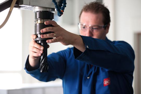 Hier werden an einer hydraulischen Versuchsanlage bei DC Swiss Grossgewinde (bis max D=160 mm) gefertigt. Hier werden an einer hydraulischen Versuchsanlage bei DC Swiss Grossgewinde (bis max D=160 mm) gefertigt.