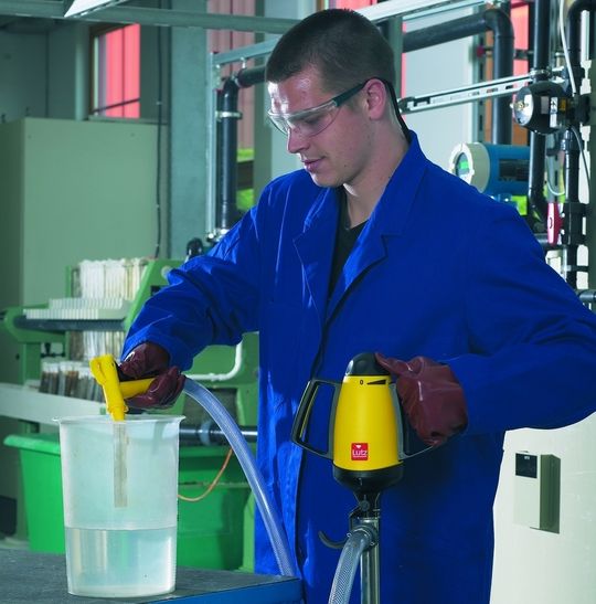 Ob im Labor oder im Technikum: mit wenigen Handgriffen ist die Pumpe sofort einsatzbereit und macht dem Anwender das Ab- und Umfüllen kleiner Mengen aus Kanistern, Fässern und anderen Gebinden leichter. (Bild: Lutz-Pumpen) Bilder: Lutz-Pumpen Ob im Labor oder im Technikum: mit wenigen Handgriffen ist die Pumpe sofort einsatzbereit und macht dem Anwender das Ab- und Umfüllen kleiner Mengen aus Kanistern, Fässern und anderen Gebinden leichter. (Bild: Lutz-Pumpen) Bilder: Lutz-Pumpen
