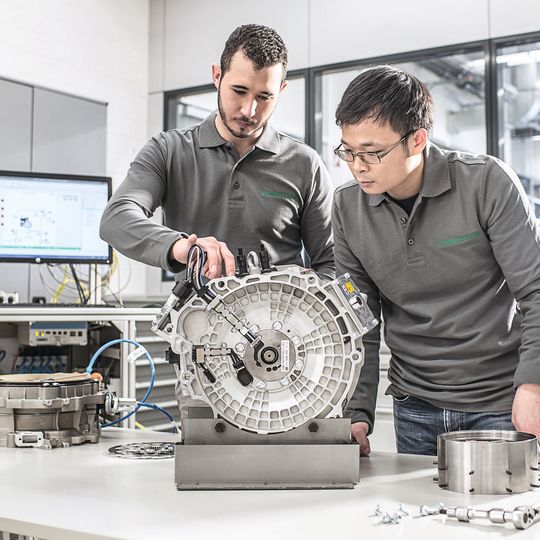 Schaeffler-Mitarbeiter am P2 Hybridmodul.