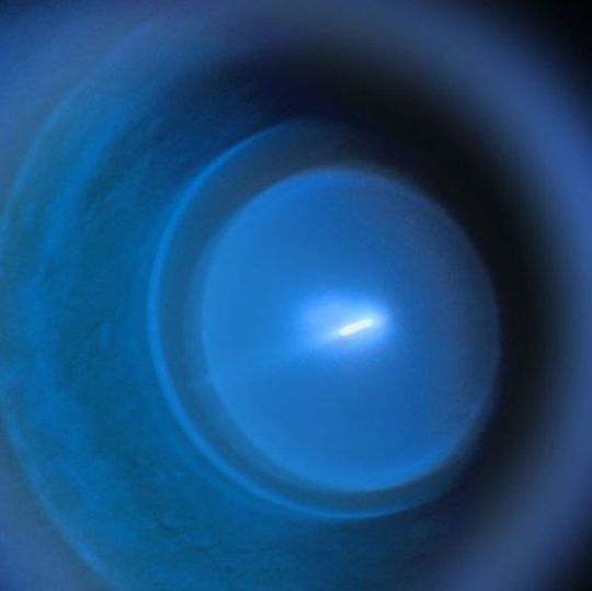 Die EUV-Strahlung zur Belichtung der Halbleiterstrukturen wird üblicherweise erzeugt, indem ein kW-Laserstrahl auf ein Jet aus flüssigen Metalltröpfchen im Vakuum fokussiert wird. Das Foto zeigt ein entladungs-basiertes Plasma. Die EUV-Strahlung zur Belichtung der Halbleiterstrukturen wird üblicherweise erzeugt, indem ein kW-Laserstrahl auf ein Jet aus flüssigen Metalltröpfchen im Vakuum fokussiert wird. Das Foto zeigt ein entladungs-basiertes Plasma.