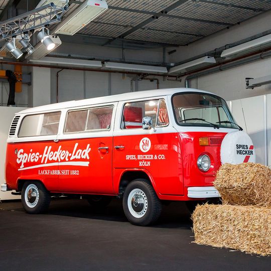 Spies Hecker hat einen VW T2 Bulli restauriert. Der Klassiker wird auf der Klassikwelt Bodensee Anfang Juni zu sehen sein. Spies Hecker hat einen VW T2 Bulli restauriert. Der Klassiker wird auf der Klassikwelt Bodensee Anfang Juni zu sehen sein.