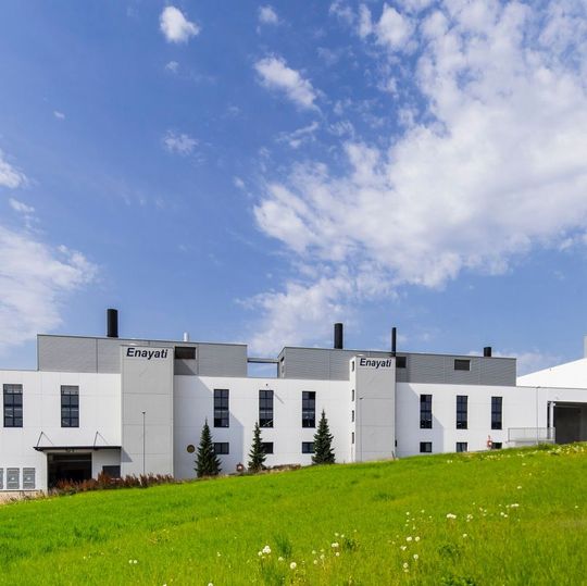 Seit Mitte 2015 ist der Neubau, der mehr Produktionsfläche ermöglicht, fertig gestellt. Seit Mitte 2015 ist der Neubau, der mehr Produktionsfläche ermöglicht, fertig gestellt.