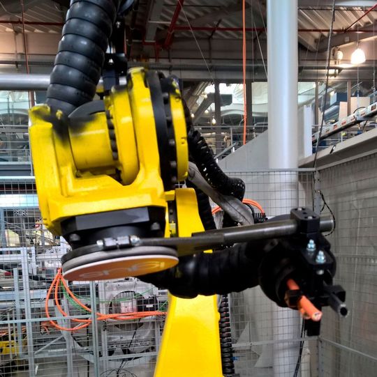 Igus testet im hauseignen Testlabor Leitungen unter realen Bedingungen, so auch Torsionsleitungen für Roboteranwendungen. Igus testet im hauseignen Testlabor Leitungen unter realen Bedingungen, so auch Torsionsleitungen für Roboteranwendungen.