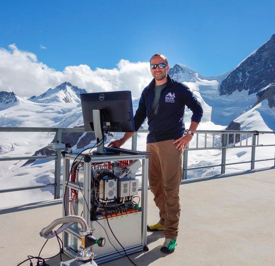 PSI-Forscher Federico Bianchi an der Hochalpinen Forschungsstation Jungfraujoch, wo er zusammen mit Kollegen die Entstehung von Aerosolen in der Atmosphäre untersucht hat. PSI-Forscher Federico Bianchi an der Hochalpinen Forschungsstation Jungfraujoch, wo er zusammen mit Kollegen die Entstehung von Aerosolen in der Atmosphäre untersucht hat.