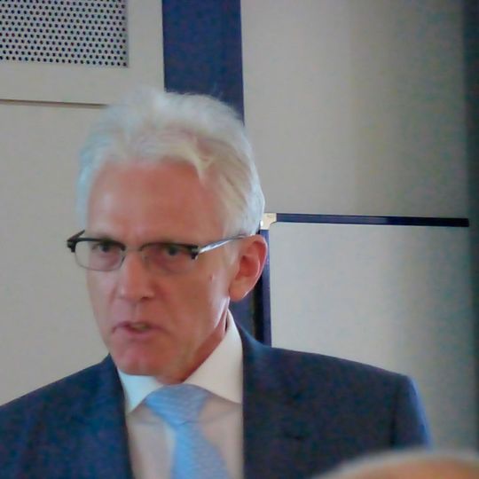 Heinz Loosli freut sich auf der Feintool-Technologietagung in Waghäusel über 50 Jahre Zusammenarbeit mit Schuler. Heinz Loosli freut sich auf der Feintool-Technologietagung in Waghäusel über 50 Jahre Zusammenarbeit mit Schuler.