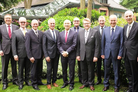 Der Vertreter-Ausschuss des VMB und sein Geschäftsführer: (v. li.) Knut Brinkmann, Rolf Nagel, Holger Schade, Andreas Senger, Peter Ritter, Hauke Anders, Stefan Ax (Geschäftsführer), Andreas Hess, Stefan Wöllenstein, Michael Kraft. Es fehlen: Anton Kilger und Steffen Riess.