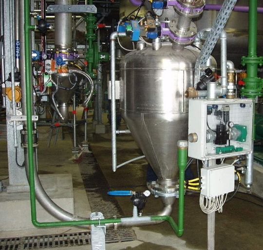 Ammag-Anlage mit 280 Liter Sender-Volumen zur schonenden Förderung eines agglomerierten Fungizids: 2 Wege, 70m bzw. 90m mit 2 t/h Ammag-Anlage mit 280 Liter Sender-Volumen zur schonenden Förderung eines agglomerierten Fungizids: 2 Wege, 70m bzw. 90m mit 2 t/h