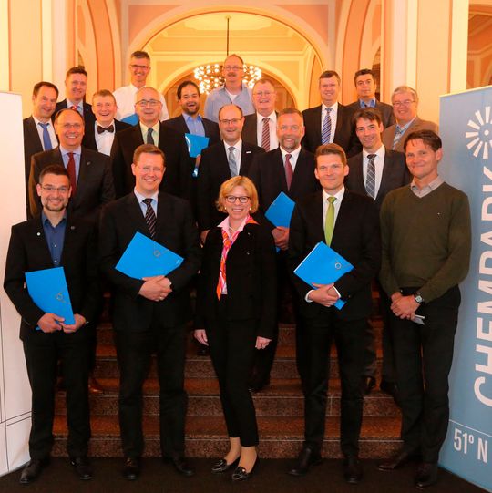 Die Verantwortlichen des „Energieeffizienz-Netzwerk@Chempark“: (1. Reihe, v.l.n.r.) Matthias Boehm (Covestro), Helmut Berg, Carola Poertner (beide Bayer), Torsten Derr, Markus Bock (beide Saltigo), (2. Reihe, v.l.n.r.), Klaus Jäger (Covestro), Joachim Waldi (Lanxess), Günter Hilken (Currenta), Hans-Jürgen Theus, Martin Bekker (beide Kronos Titan), (3. Reihe, v.l.n.r.) Lothar Gasper (Lanxess), Sebastian Böcker (Saltigo), Rüdiger Franck (Netzwerkmoderator, Currenta), Stefan Krämer (Ineox), Gijs van Tilburg, Michael Penz (beide Akzo Nobel), Stefan Dresely (Currenta), Axel Göhrt (Ineos, Hasan Karasahin (Bayer) und Carsten Gerdes (Lanxess). Die Verantwortlichen des „Energieeffizienz-Netzwerk@Chempark“: (1. Reihe, v.l.n.r.) Matthias Boehm (Covestro), Helmut Berg, Carola Poertner (beide Bayer), Torsten Derr, Markus Bock (beide Saltigo), (2. Reihe, v.l.n.r.), Klaus Jäger (Covestro), Joachim Waldi (Lanxess), Günter Hilken (Currenta), Hans-Jürgen Theus, Martin Bekker (beide Kronos Titan), (3. Reihe, v.l.n.r.) Lothar Gasper (Lanxess), Sebastian Böcker (Saltigo), Rüdiger Franck (Netzwerkmoderator, Currenta), Stefan Krämer (Ineox), Gijs van Tilburg, Michael Penz (beide Akzo Nobel), Stefan Dresely (Currenta), Axel Göhrt (Ineos, Hasan Karasahin (Bayer) und Carsten Gerdes (Lanxess).