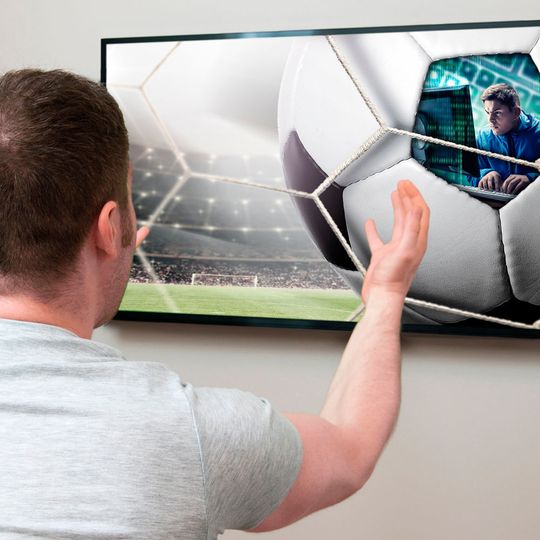 Das Bundesamt für Sicherheit in der Informationstechnik (BSI) weist zur Fußball-EM darauf hin, welche Einstellungen und Sicherheitstipps bei der Nutzung von Smart-TVs zu beachten sind. Das Bundesamt für Sicherheit in der Informationstechnik (BSI) weist zur Fußball-EM darauf hin, welche Einstellungen und Sicherheitstipps bei der Nutzung von Smart-TVs zu beachten sind.