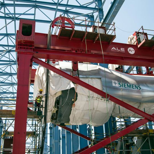 Vier H-Klasse-Gasturbinen mit jeweils 400 Megawatt erreichen das Beni Suef Kraftwerk. Nach der Fertigstellung wird die Anlage in Beni Suef mit einer installierten Gesamtleistung von 4,8 Gigawatt das weltweit größte gasbefeuerte Gas- und Dampfturbinen (GuD-)Kraftwerk sein. Vier H-Klasse-Gasturbinen mit jeweils 400 Megawatt erreichen das Beni Suef Kraftwerk. Nach der Fertigstellung wird die Anlage in Beni Suef mit einer installierten Gesamtleistung von 4,8 Gigawatt das weltweit größte gasbefeuerte Gas- und Dampfturbinen (GuD-)Kraftwerk sein.